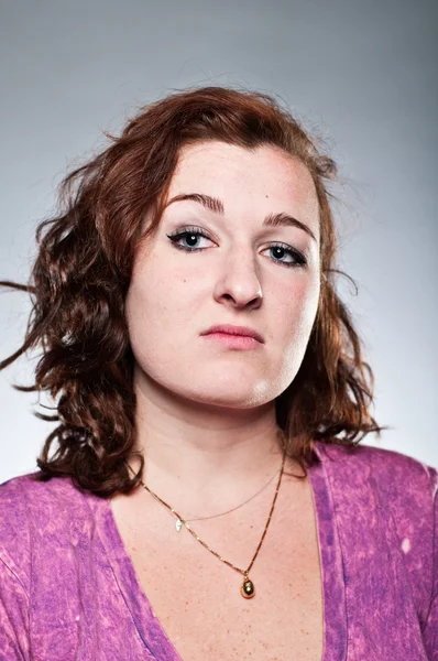 若い白人女性うつろな表情のポートレート — ストック写真