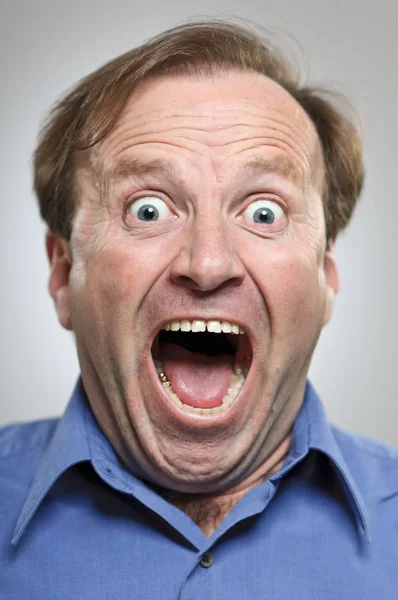 Зрелый европеец с жутким испуганным криком — стоковое фото