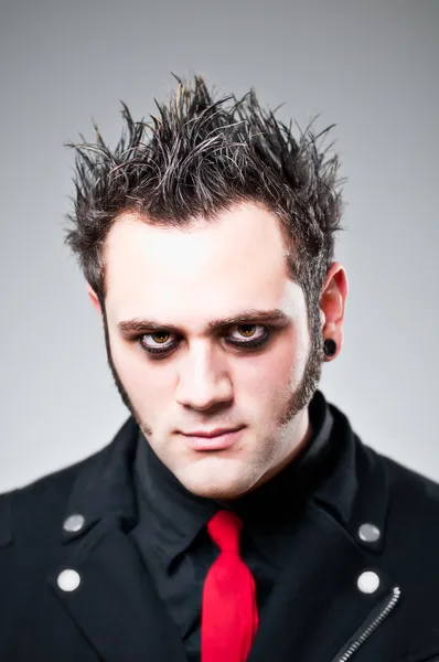 Mladý muž, oblečený jako emo goth. — Stock fotografie