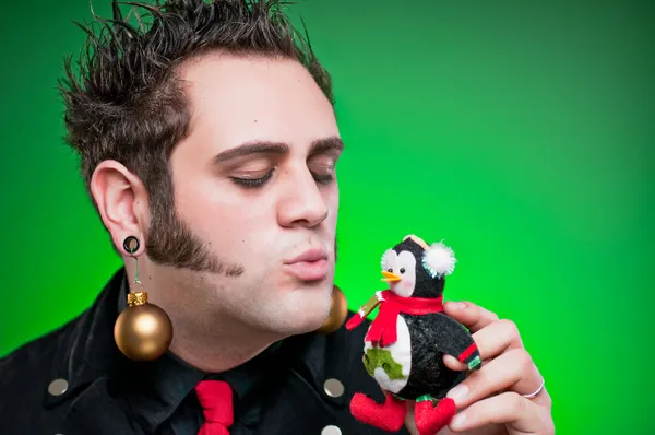 Junger Mann als weihnachtlicher Emo-Goth verkleidet — Stockfoto
