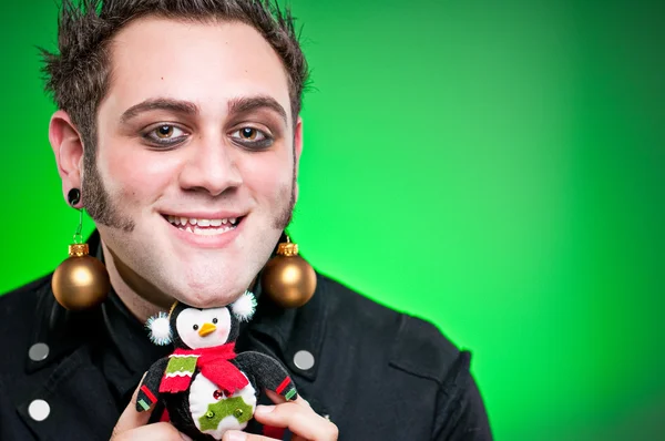 Junger Mann als weihnachtlicher Emo-Goth verkleidet — Stockfoto