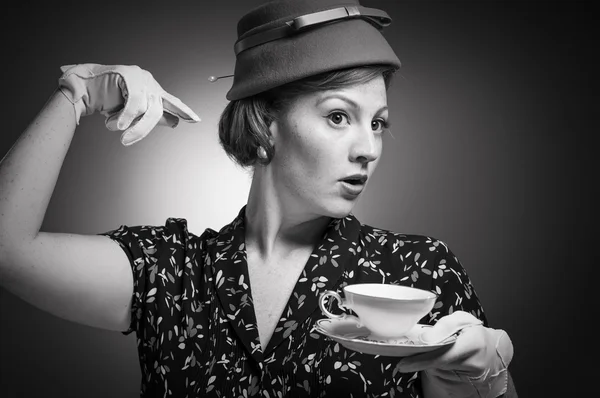 Retro mujer bebiendo su té — Foto de Stock