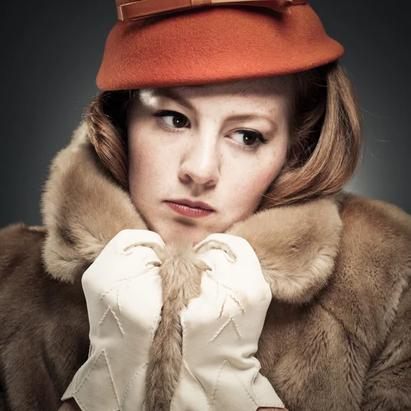 Mulher vintage segurando seu casaco de pele falso — Fotografia de Stock
