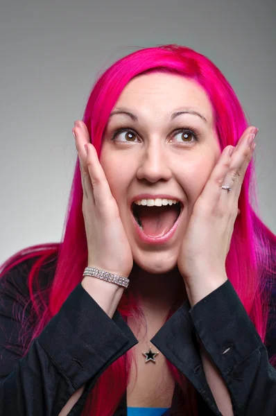 Mujer joven caucásica con expresión excitada — Foto de Stock