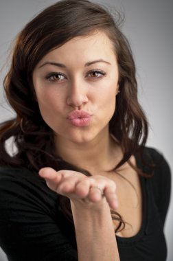 güzel genç beyaz kadın bir öpücük üfleme