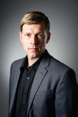 Beyaz delikanlı giyimli business casual