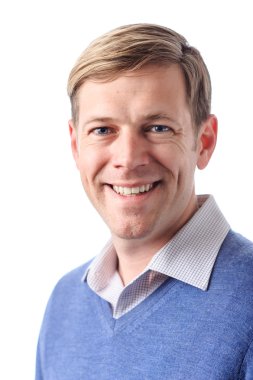 gülümseyen genç beyaz adam