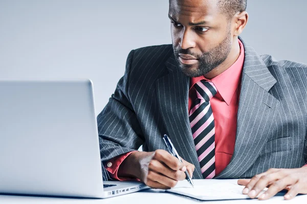 Jonge Afro-Amerikaanse zakenman met behulp van laptop — Stockfoto