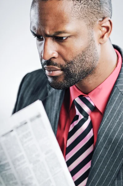 Joven empresario afroamericano leyendo periódico — Foto de Stock