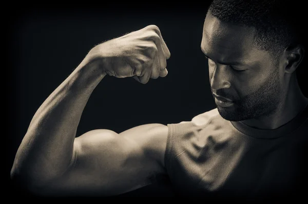 Młody człowiek african american wyginanie biceps — Zdjęcie stockowe