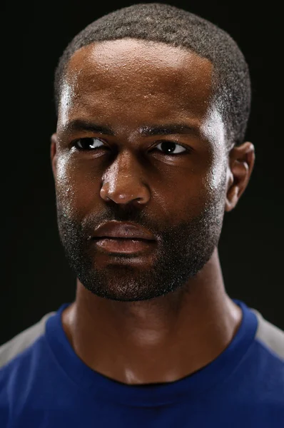 Retrato de atleta afro-americano com expressão em branco — Fotografia de Stock