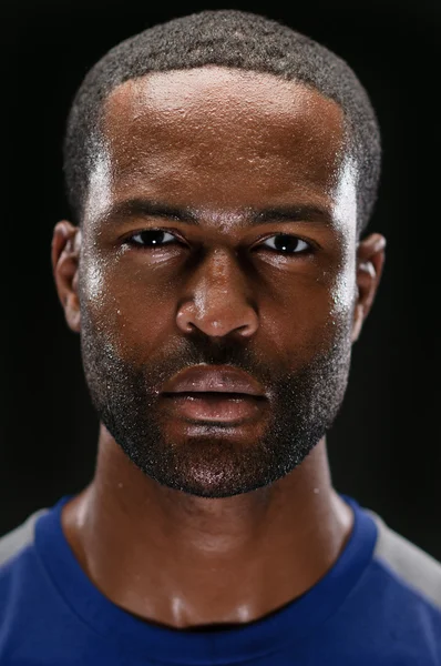 Retrato de atleta afro-americano com expressão em branco — Fotografia de Stock