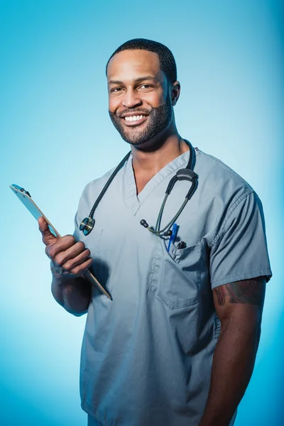 Médico sonriente o retrato de enfermera masculina — Foto de Stock