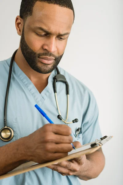 Serious Doctor Writing A Prescrição — Fotografia de Stock