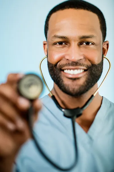 African American Doctor Holding Up Un Stetoscop — Fotografie, imagine de stoc