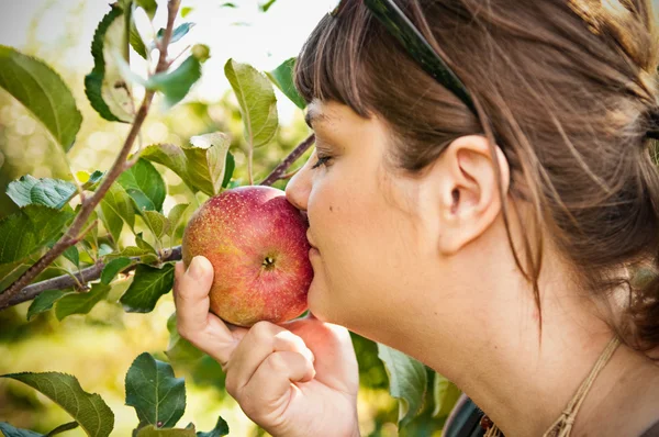 Woman Smelling An Apple On A Tree — Stock Photo, Image