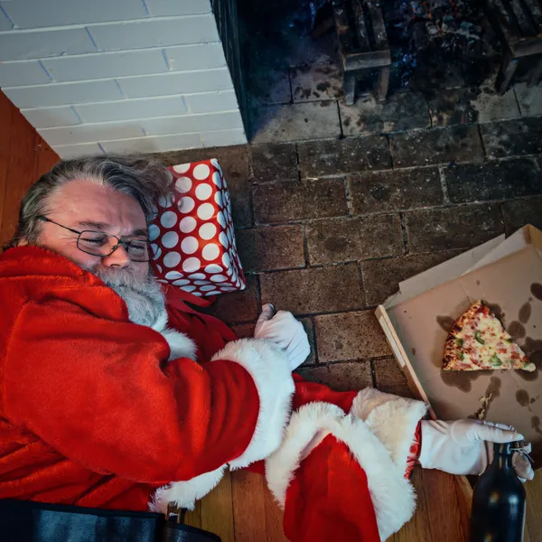 Bêbado e desmaiado Papai Noel — Fotografia de Stock