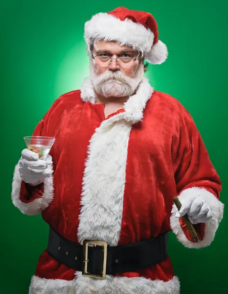 Brutto Babbo Natale con Martini e sigaro — Foto Stock