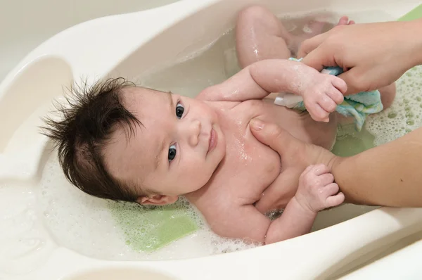 Bebê recém-nascido recebendo seu primeiro banho — Fotografia de Stock