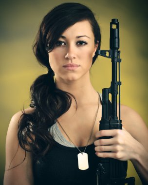 genç kızla Militarize: saldırı tüfeği