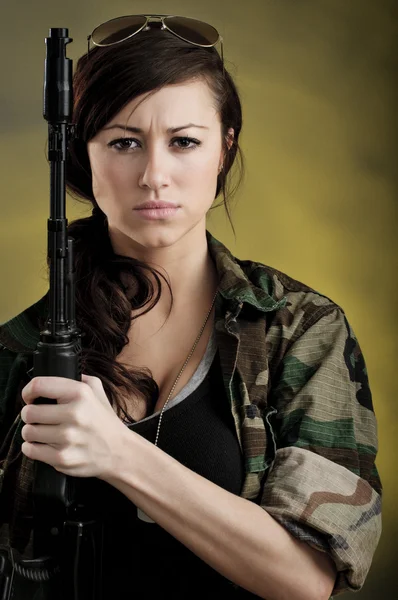 Militariserade ung kvinna med gevär — Stockfoto