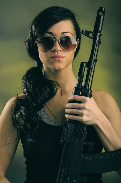 Mujer joven militarizada con fusil de asalto — Foto de Stock