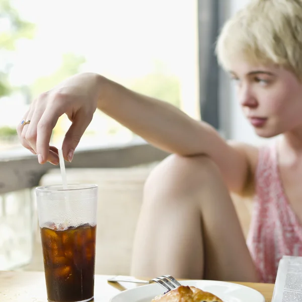 Femme appréciant les gâteries Café — Photo