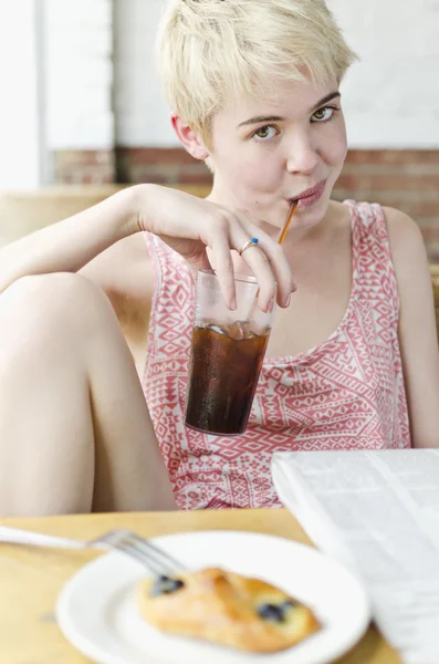 Frau genießt Café-Leckereien — Stockfoto