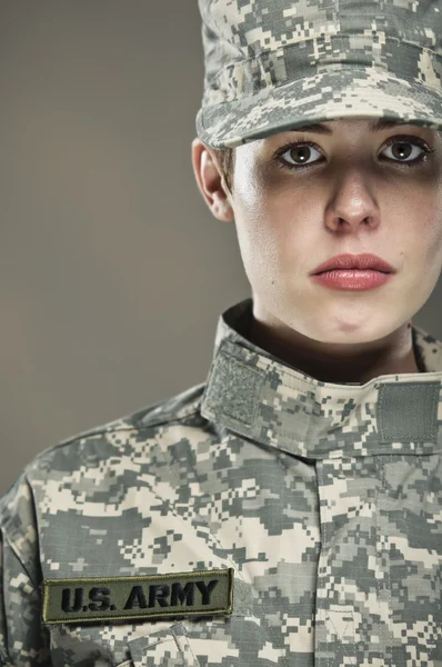 Kobieta nas żołnierz armii — Zdjęcie stockowe