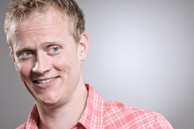 Beyaz adam gülümsüyor