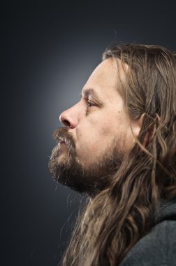 uzun saçlı, sakallı bir adamın profili
