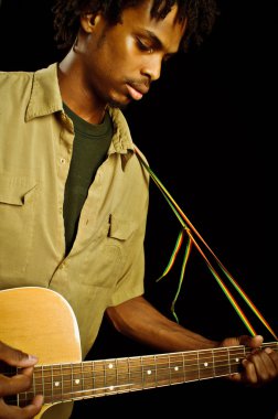 Genç reggae müzisyeni gitar çalmak