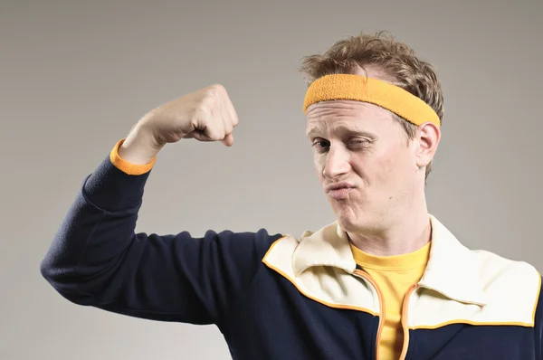 Retro sportschool coach buigen zijn zielig spieren — Stockfoto