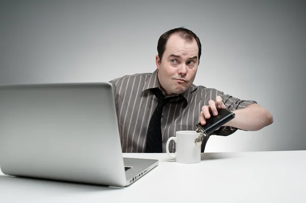 Uomo che si intrufola un drink al lavoro — Foto Stock