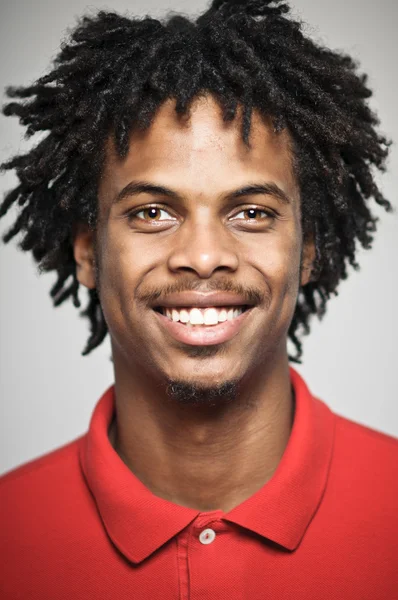 Sorrindo jovem homem afro-americano — Fotografia de Stock