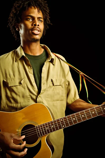 Jovem músico Reggae tocando guitarra — Fotografia de Stock