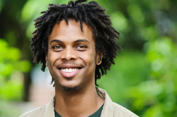Lächelnder junger afrikanischer amerikanischer Mann — Stockfoto