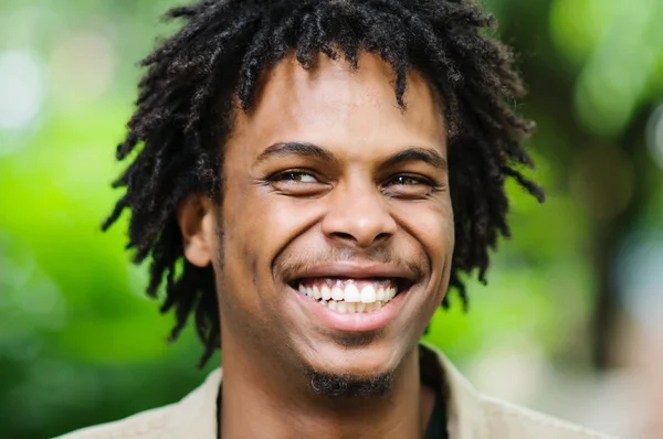 Souriant jeune homme afro-américain — Photo