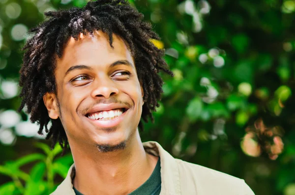 Sorrindo jovem homem afro-americano — Fotografia de Stock