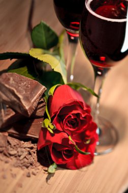 Sevgililer çikolata, gül ve tatlı şarap