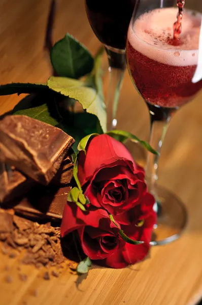 Valentine Chocolate, Rosas e Vinho de Sobremesa — Fotografia de Stock