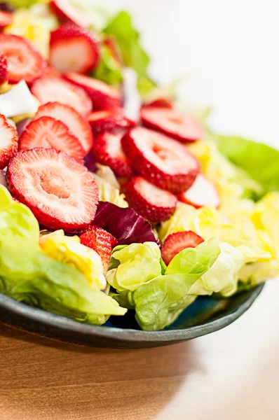 Fresh Strawberry Salad On Butter Lettuce — Stock Photo, Image