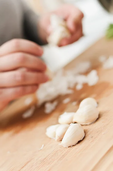 Peeling A Garlic Clove — Stock Photo, Image