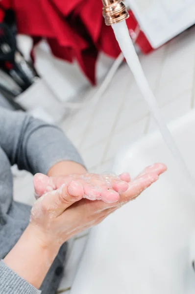 Мытье рук в раковине на кухне — стоковое фото