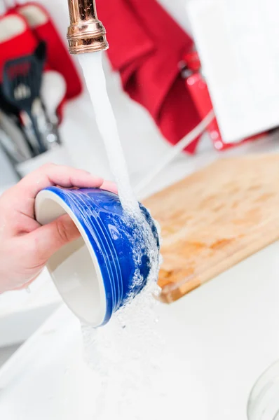 Mujer lava taza en fregadero de cocina —  Fotos de Stock
