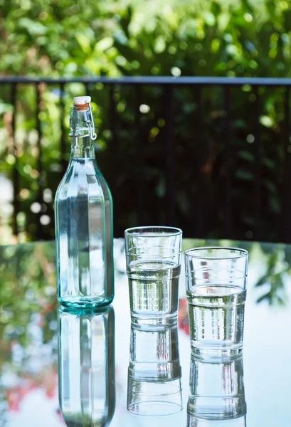 Glas vatten på uteplatsen. — Stockfoto