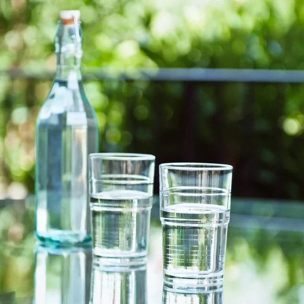 Bicchieri d'acqua sul patio . — Foto Stock