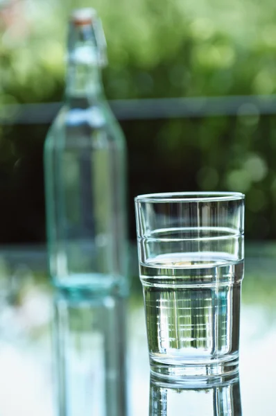 Vasos de agua en el patio . — Foto de Stock