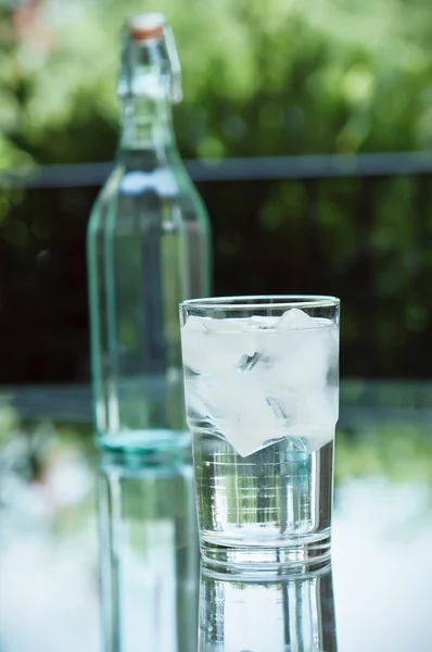 Ett glas isvatten på uteplatsen. — Stockfoto