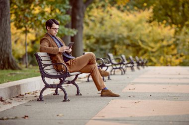 e-okuyucu okuma Park'ta rahatlatıcı adam